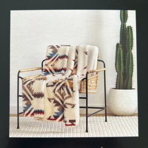 NWT Pendleton Sherpa throw blanket